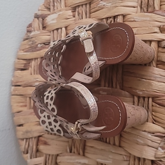 COPY - ๐ป TORY BURCH NORI CORK WEDGE GOLD METALLIC SANDALS. - Picture 9 of 15
